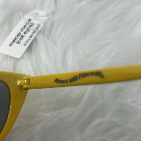 PETALS AND PEACOCKS Meow Meow Cat Eye Sunglasses UV 400 Protection - Picture 6 of 9
